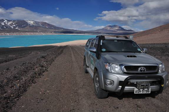 Até a Fiona ficou impressionada com a beleza da Laguna Verde, no lado chileno do Paso San Francisco, uma das mais belas ligações andinas entre o país e a vizinha Argentina
